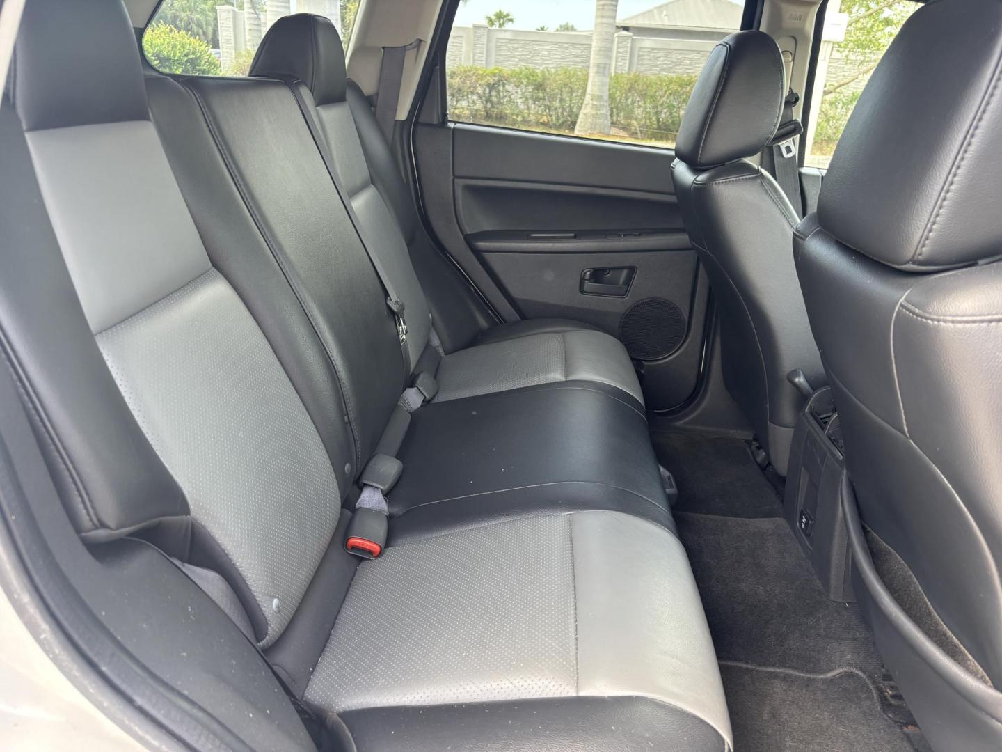 2008 WHITE /BLACK LEATHER Jeep Grand Cherokee Laredo 4WD (1J8GR48K08C) with an 3.7L V6 SOHC 12V engine, 5-Speed Automatic Overdrive transmission, located at 11170 Summerlin Square Dr., Fort Myers Beach, FL, 33931, (239) 999-7777, 26.493546, -81.941628 - Photo#15