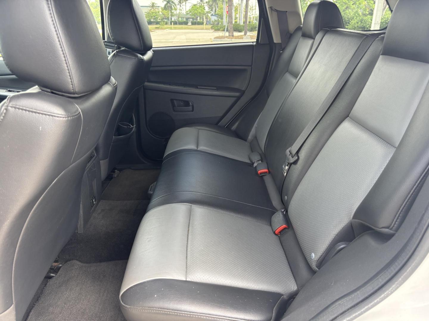 2008 WHITE /BLACK LEATHER Jeep Grand Cherokee Laredo 4WD (1J8GR48K08C) with an 3.7L V6 SOHC 12V engine, 5-Speed Automatic Overdrive transmission, located at 11170 Summerlin Square Dr., Fort Myers Beach, FL, 33931, (239) 999-7777, 26.493546, -81.941628 - Photo#17