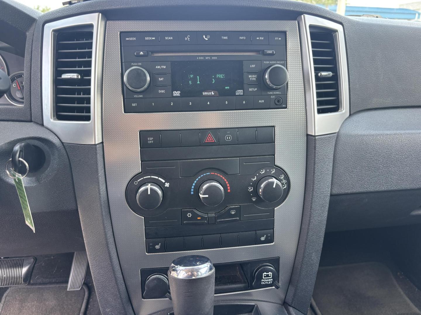 2008 WHITE /BLACK LEATHER Jeep Grand Cherokee Laredo 4WD (1J8GR48K08C) with an 3.7L V6 SOHC 12V engine, 5-Speed Automatic Overdrive transmission, located at 11170 Summerlin Square Dr., Fort Myers Beach, FL, 33931, (239) 999-7777, 26.493546, -81.941628 - Photo#13