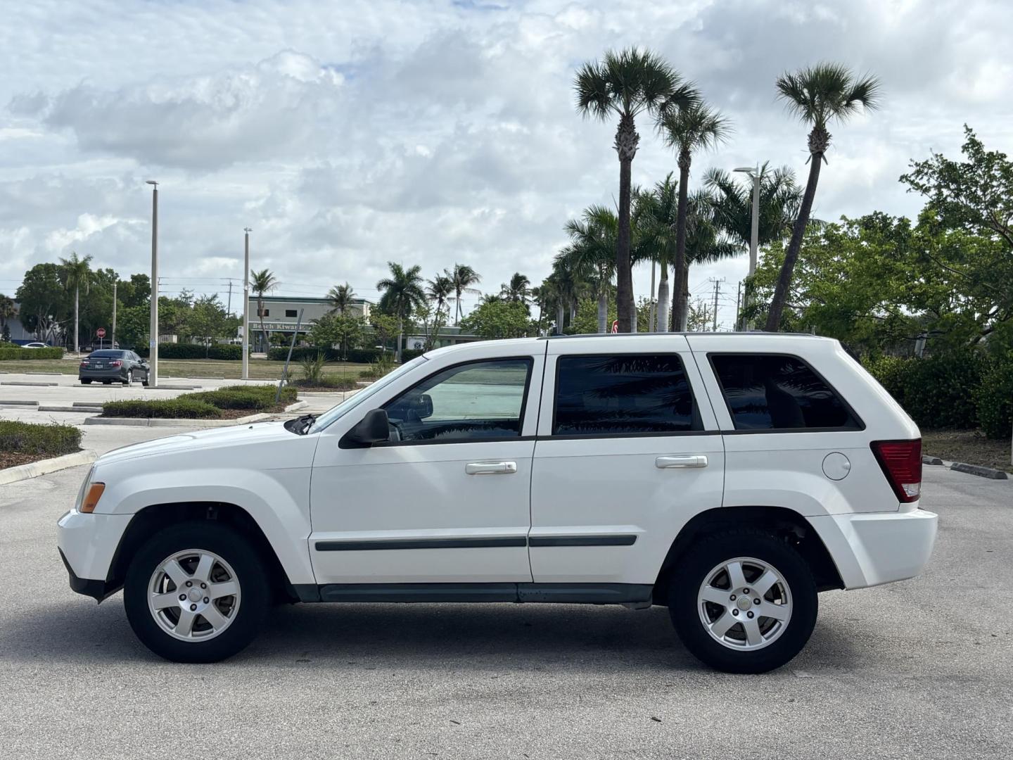 2008 WHITE /BLACK LEATHER Jeep Grand Cherokee Laredo 4WD (1J8GR48K08C) with an 3.7L V6 SOHC 12V engine, 5-Speed Automatic Overdrive transmission, located at 11170 Summerlin Square Dr., Fort Myers Beach, FL, 33931, (239) 999-7777, 26.493546, -81.941628 - Photo#8