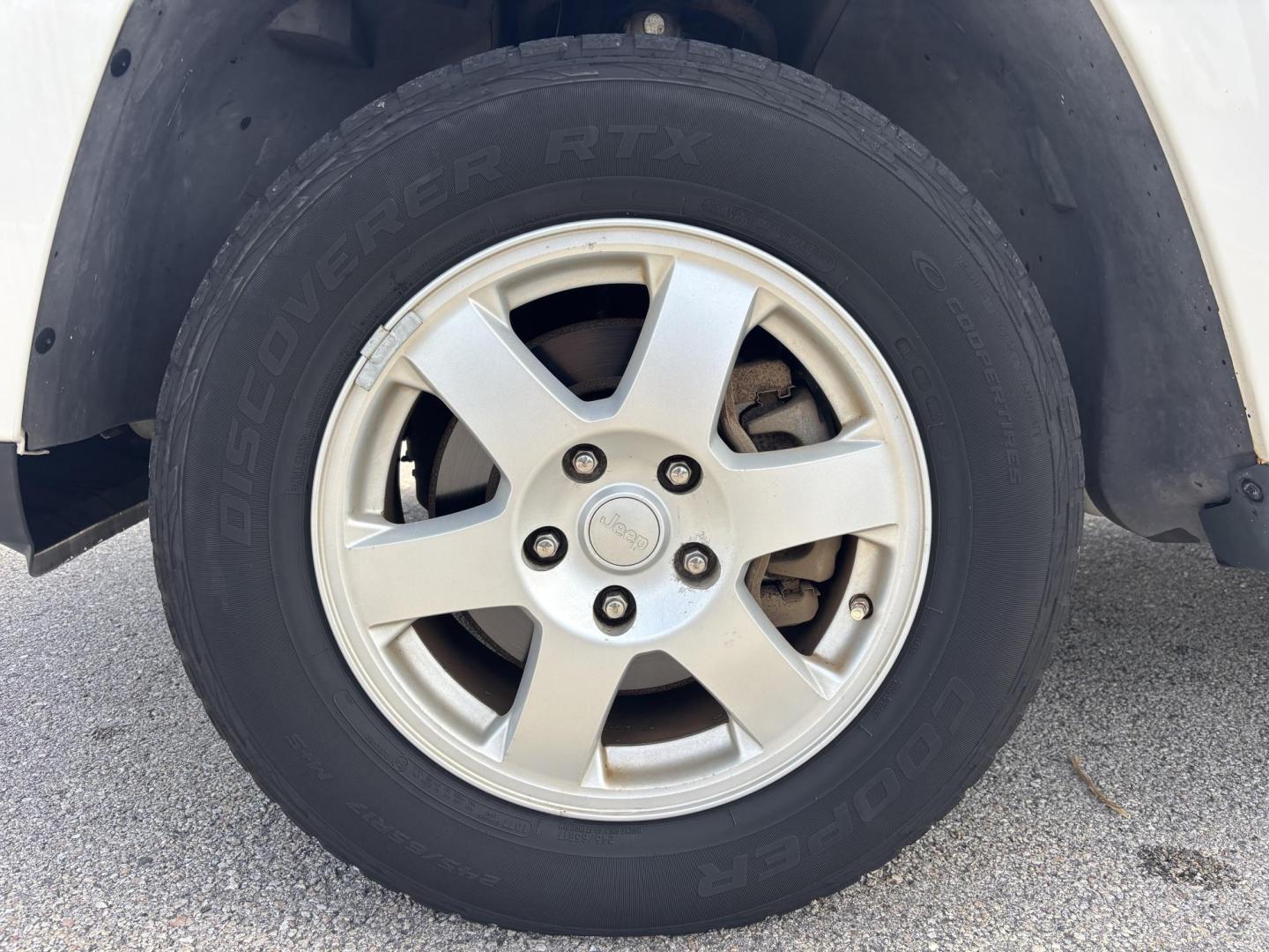2008 WHITE /BLACK LEATHER Jeep Grand Cherokee Laredo 4WD (1J8GR48K08C) with an 3.7L V6 SOHC 12V engine, 5-Speed Automatic Overdrive transmission, located at 11170 Summerlin Square Dr., Fort Myers Beach, FL, 33931, (239) 999-7777, 26.493546, -81.941628 - Photo#25
