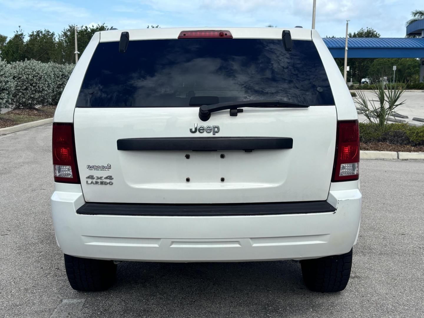 2008 WHITE /BLACK LEATHER Jeep Grand Cherokee Laredo 4WD (1J8GR48K08C) with an 3.7L V6 SOHC 12V engine, 5-Speed Automatic Overdrive transmission, located at 11170 Summerlin Square Dr., Fort Myers Beach, FL, 33931, (239) 999-7777, 26.493546, -81.941628 - Photo#6