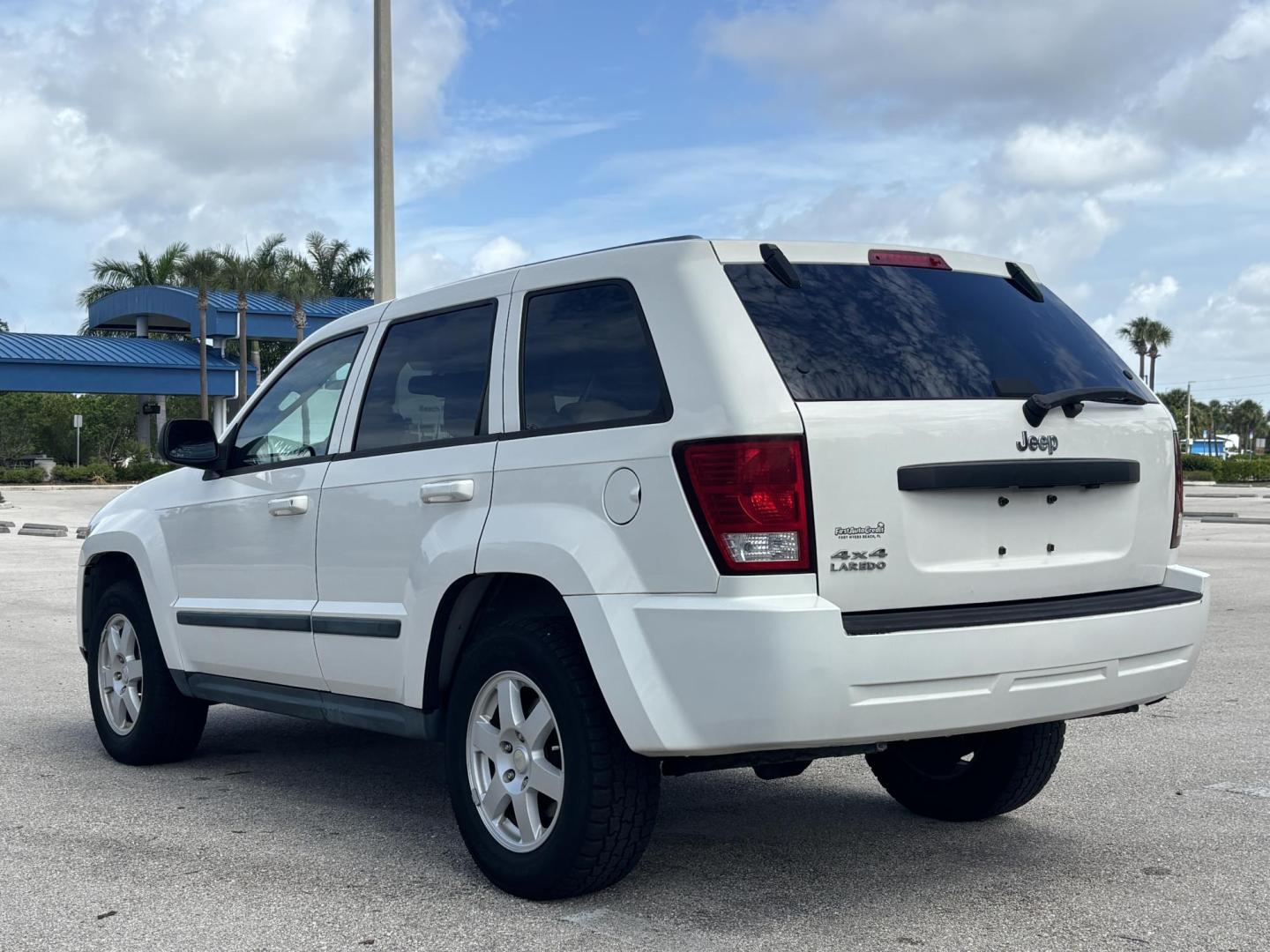 2008 WHITE /BLACK LEATHER Jeep Grand Cherokee Laredo 4WD (1J8GR48K08C) with an 3.7L V6 SOHC 12V engine, 5-Speed Automatic Overdrive transmission, located at 11170 Summerlin Square Dr., Fort Myers Beach, FL, 33931, (239) 999-7777, 26.493546, -81.941628 - Photo#5