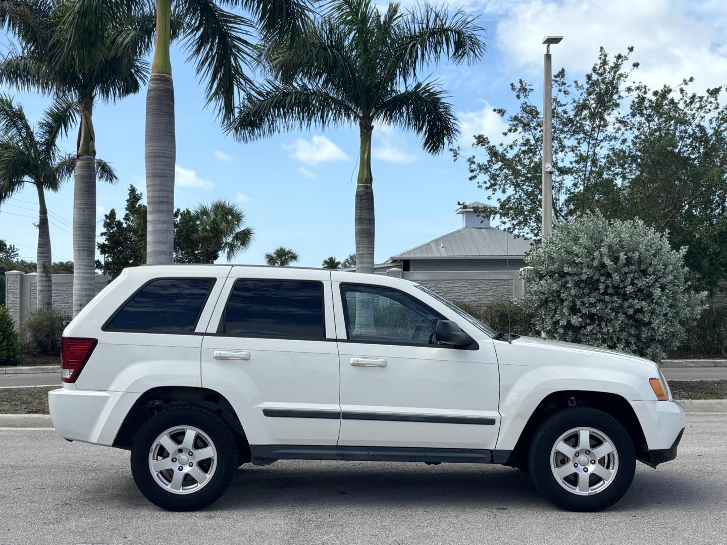 2008 WHITE /BLACK LEATHER Jeep Grand Cherokee Laredo 4WD (1J8GR48K08C) with an 3.7L V6 SOHC 12V engine, 5-Speed Automatic Overdrive transmission, located at 11170 Summerlin Square Dr., Fort Myers Beach, FL, 33931, (239) 999-7777, 26.493546, -81.941628 - Photo#4