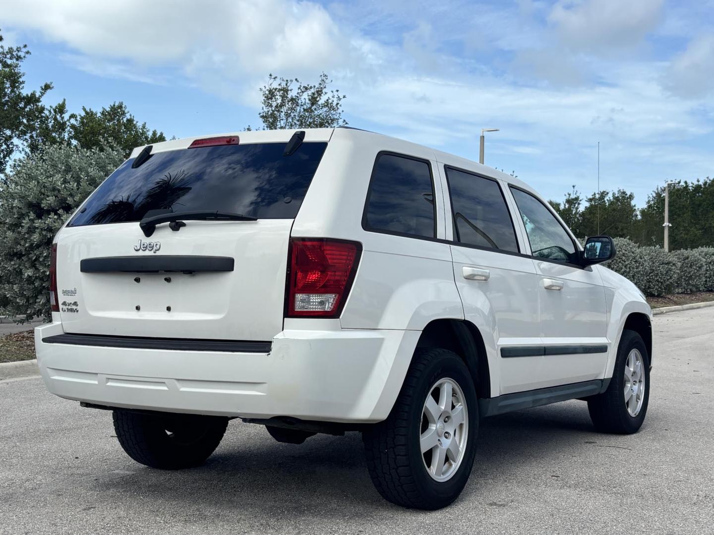 2008 WHITE /BLACK LEATHER Jeep Grand Cherokee Laredo 4WD (1J8GR48K08C) with an 3.7L V6 SOHC 12V engine, 5-Speed Automatic Overdrive transmission, located at 11170 Summerlin Square Dr., Fort Myers Beach, FL, 33931, (239) 999-7777, 26.493546, -81.941628 - Photo#7