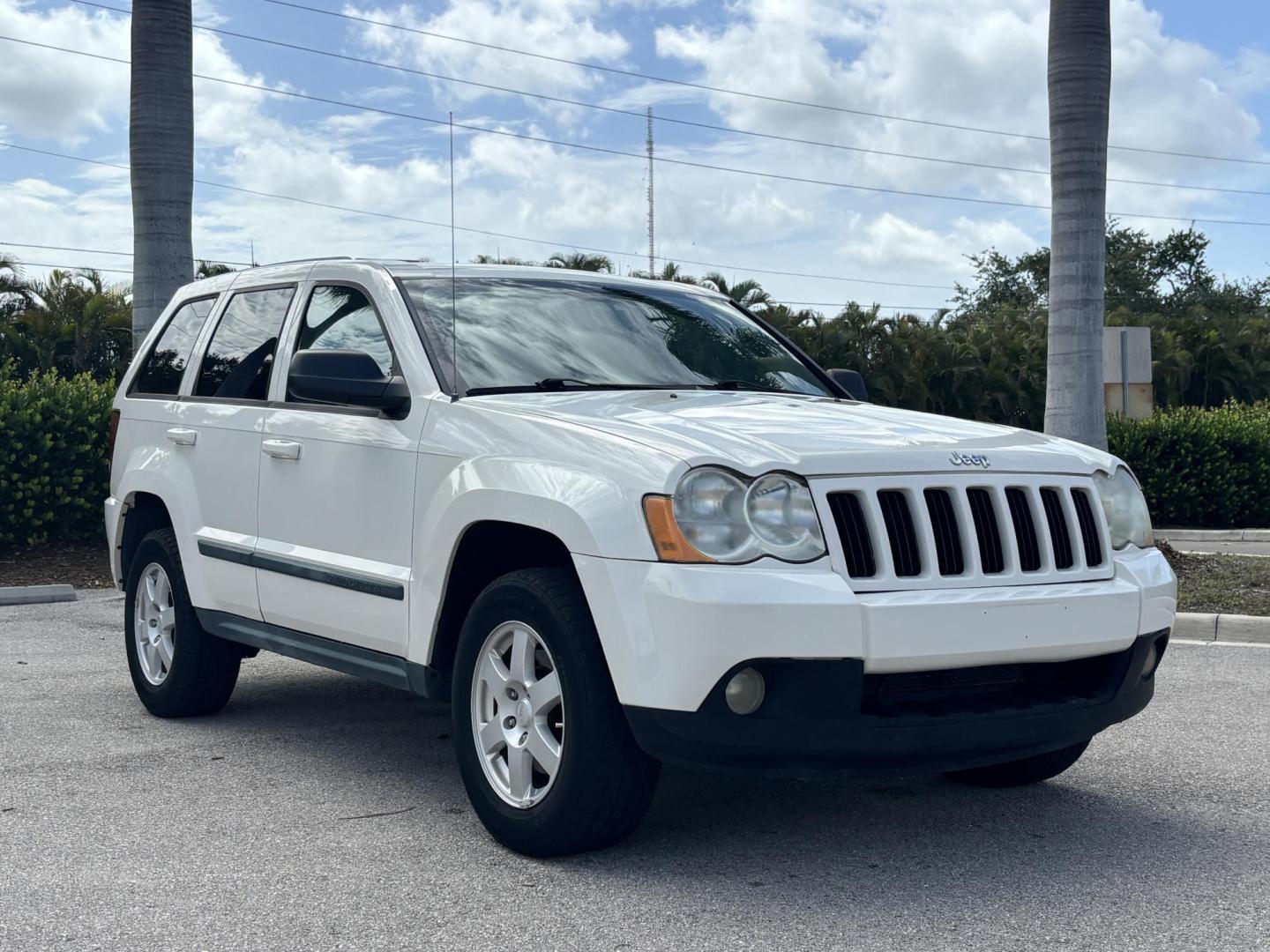 2008 WHITE /BLACK LEATHER Jeep Grand Cherokee Laredo 4WD (1J8GR48K08C) with an 3.7L V6 SOHC 12V engine, 5-Speed Automatic Overdrive transmission, located at 11170 Summerlin Square Dr., Fort Myers Beach, FL, 33931, (239) 999-7777, 26.493546, -81.941628 - Photo#3