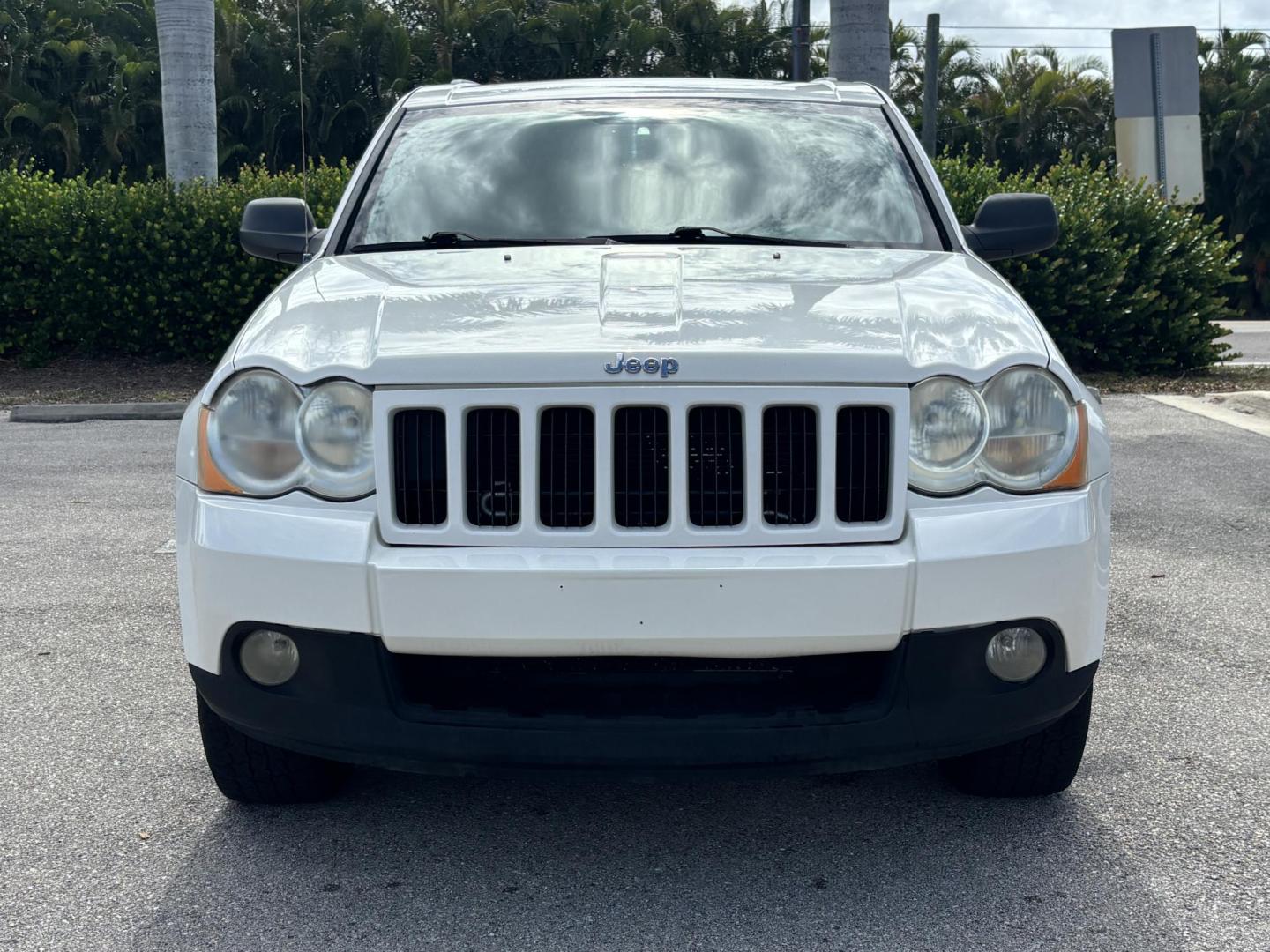 2008 WHITE /BLACK LEATHER Jeep Grand Cherokee Laredo 4WD (1J8GR48K08C) with an 3.7L V6 SOHC 12V engine, 5-Speed Automatic Overdrive transmission, located at 11170 Summerlin Square Dr., Fort Myers Beach, FL, 33931, (239) 999-7777, 26.493546, -81.941628 - Photo#2