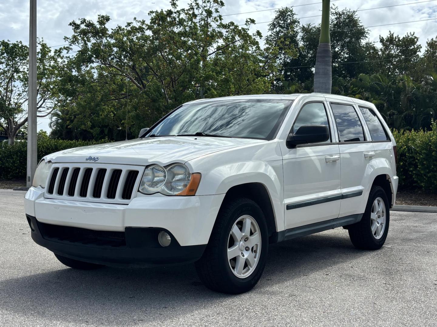 2008 WHITE /BLACK LEATHER Jeep Grand Cherokee Laredo 4WD (1J8GR48K08C) with an 3.7L V6 SOHC 12V engine, 5-Speed Automatic Overdrive transmission, located at 11170 Summerlin Square Dr., Fort Myers Beach, FL, 33931, (239) 999-7777, 26.493546, -81.941628 - Photo#1