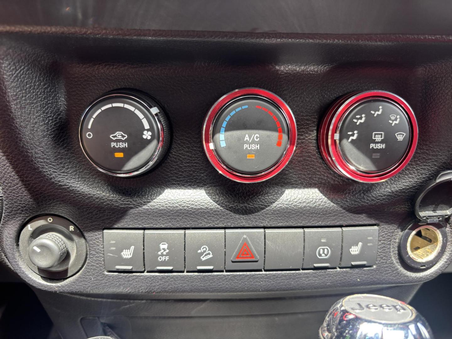 2014 GRAY /BLACK LEATHER Jeep Wrangler Unlimited Sahara 4WD (1C4BJWEG9EL) with an 3.6L V6 DOHC 24V FFV engine, located at 11170 Summerlin Square Dr., Fort Myers Beach, FL, 33931, (239) 999-7777, 26.493546, -81.941628 - Photo#17