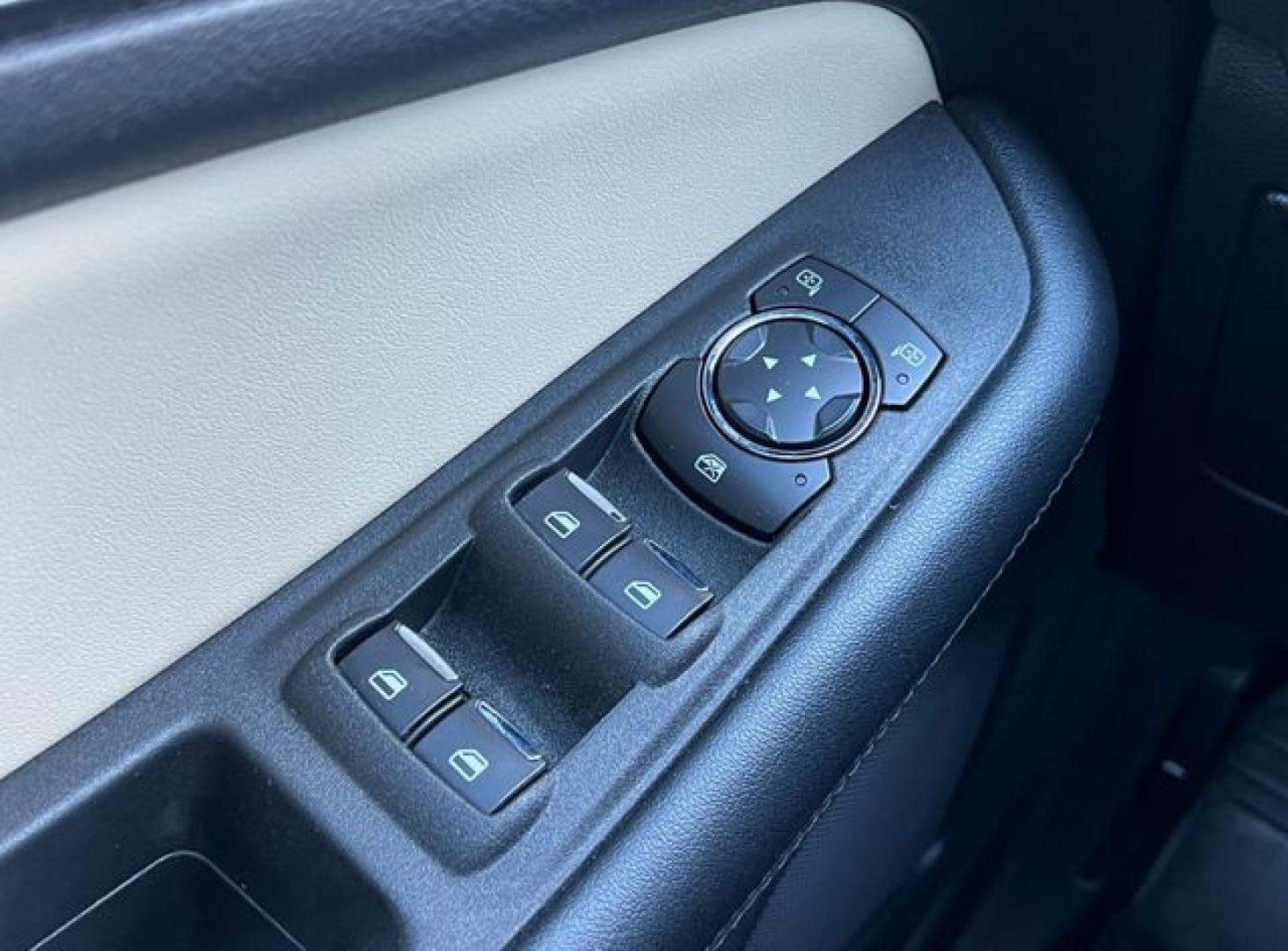 2020 WHITE /Tan Cloth FORD EDGE SE (2FMPK3G98LB) with an 2.0L engine, Automatic transmission, located at 11170 Summerlin Square Dr., Fort Myers Beach, FL, 33931, (239) 999-7777, 26.493546, -81.941628 - 1 Owner No Damage No Accident Carfax - Photo#18