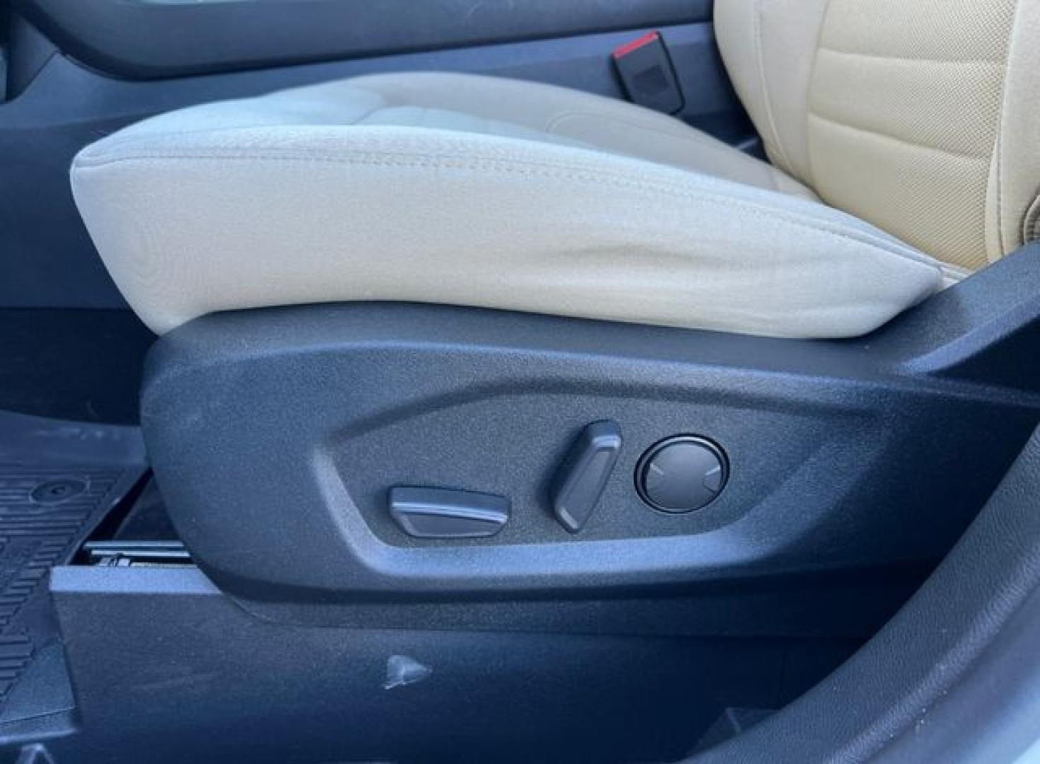 2020 WHITE /Tan Cloth FORD EDGE SE (2FMPK3G98LB) with an 2.0L engine, Automatic transmission, located at 11170 Summerlin Square Dr., Fort Myers Beach, FL, 33931, (239) 999-7777, 26.493546, -81.941628 - 1 Owner No Damage No Accident Carfax - Photo#20